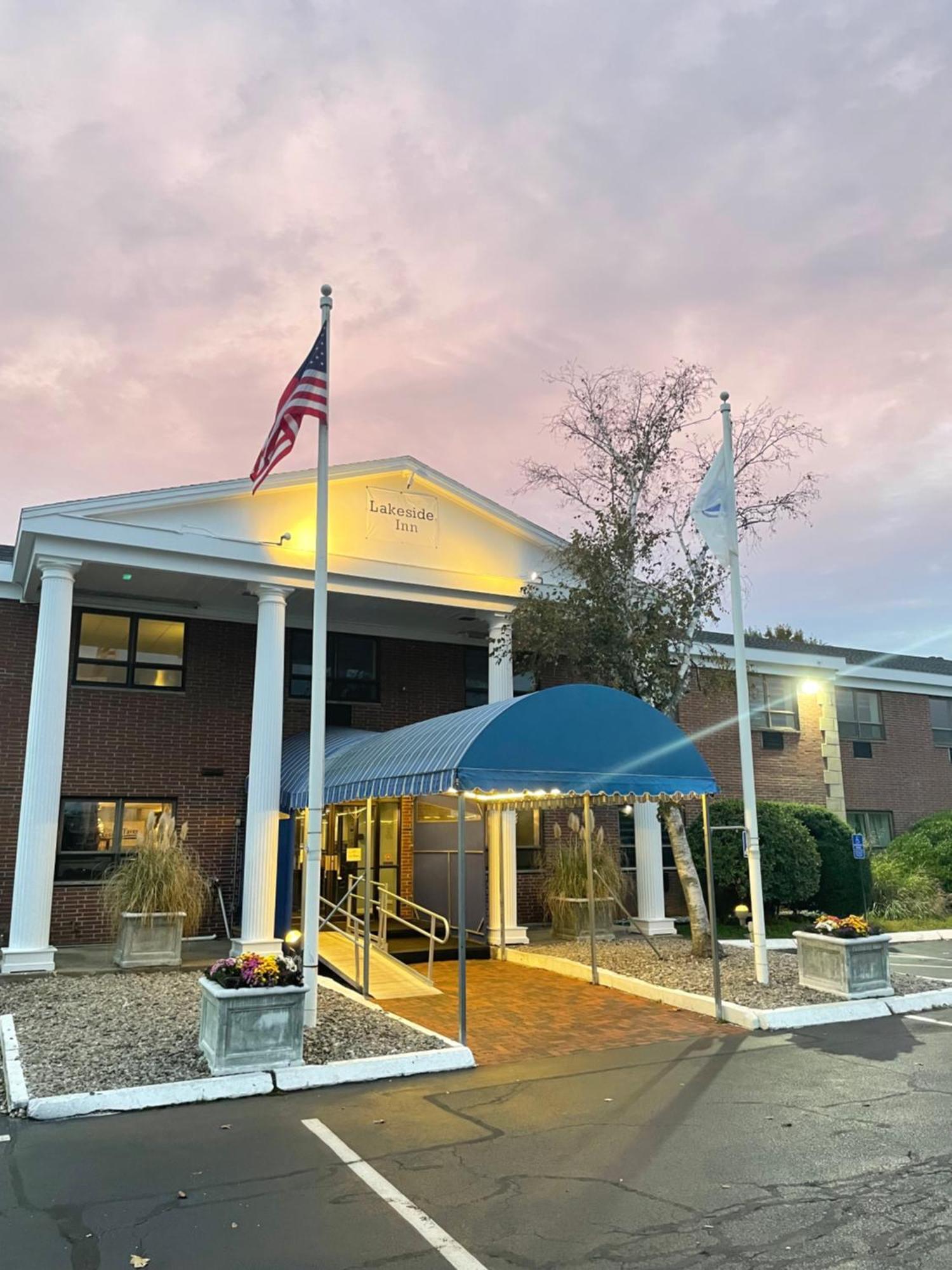 Lakeside Inn Wakefield Εξωτερικό φωτογραφία