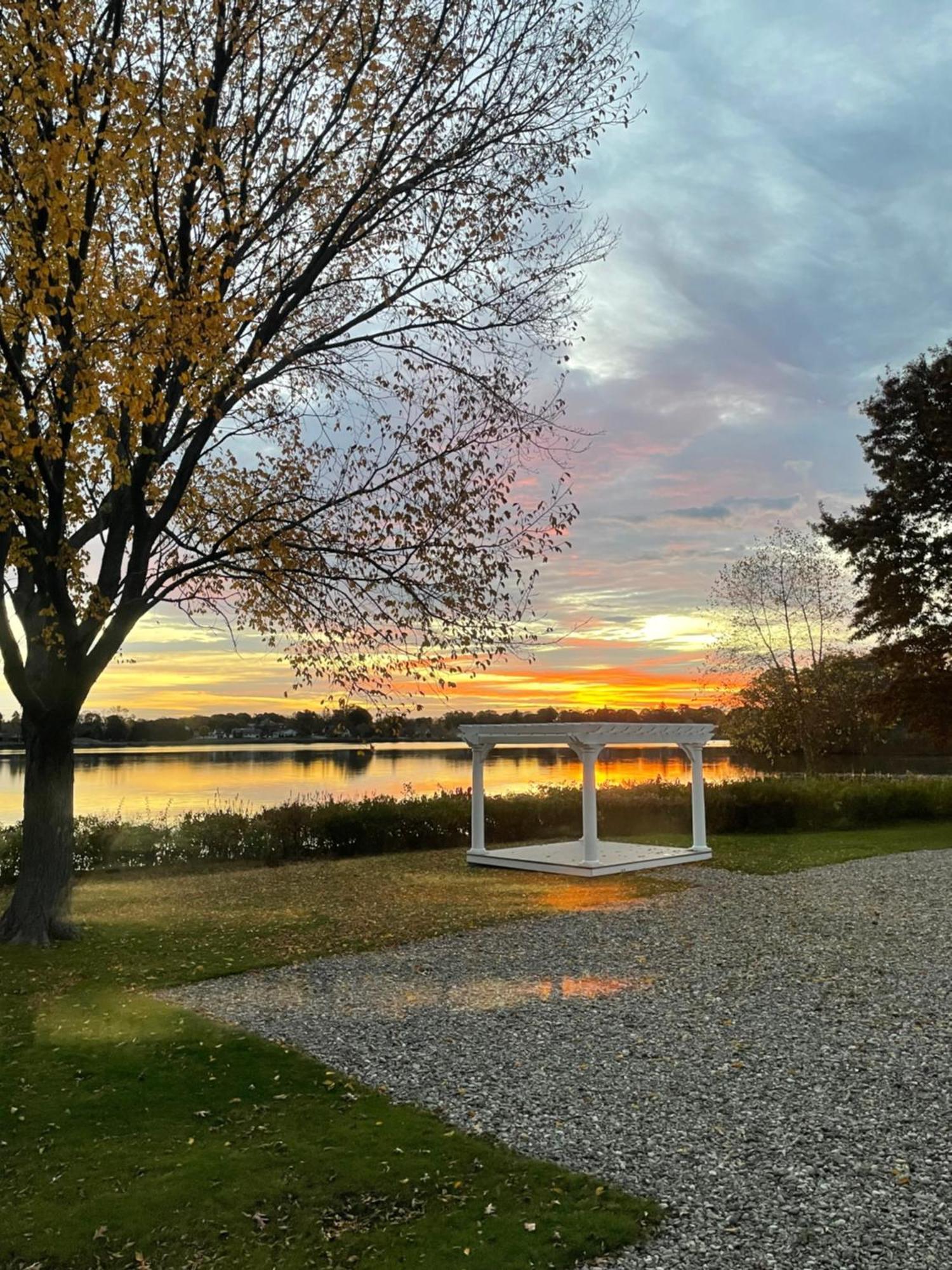 Lakeside Inn Wakefield Εξωτερικό φωτογραφία